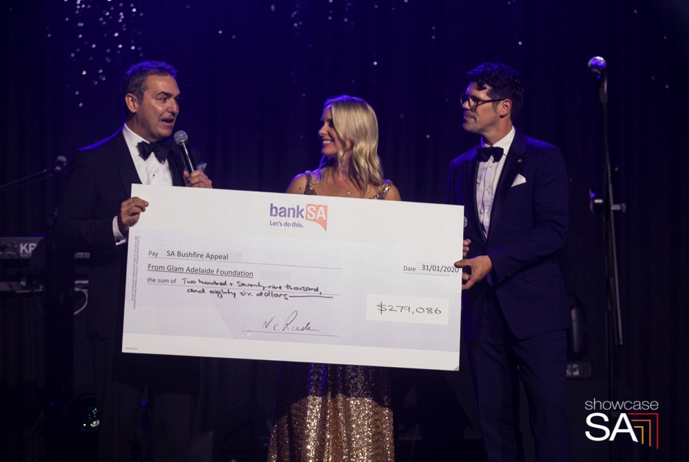 Steve Testar and Kelly Noble present the SA4SA Bushfire Appeal cheque